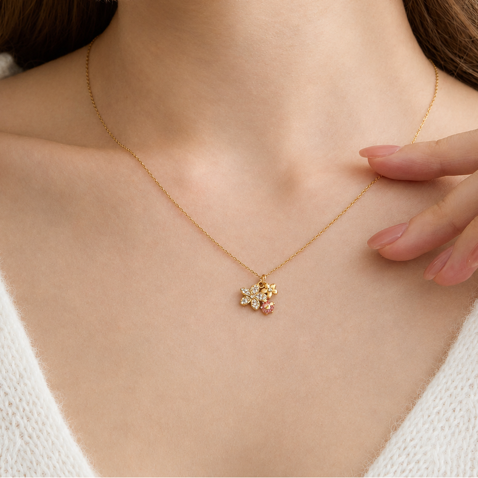 The Daisy Bee Necklace (PVD)