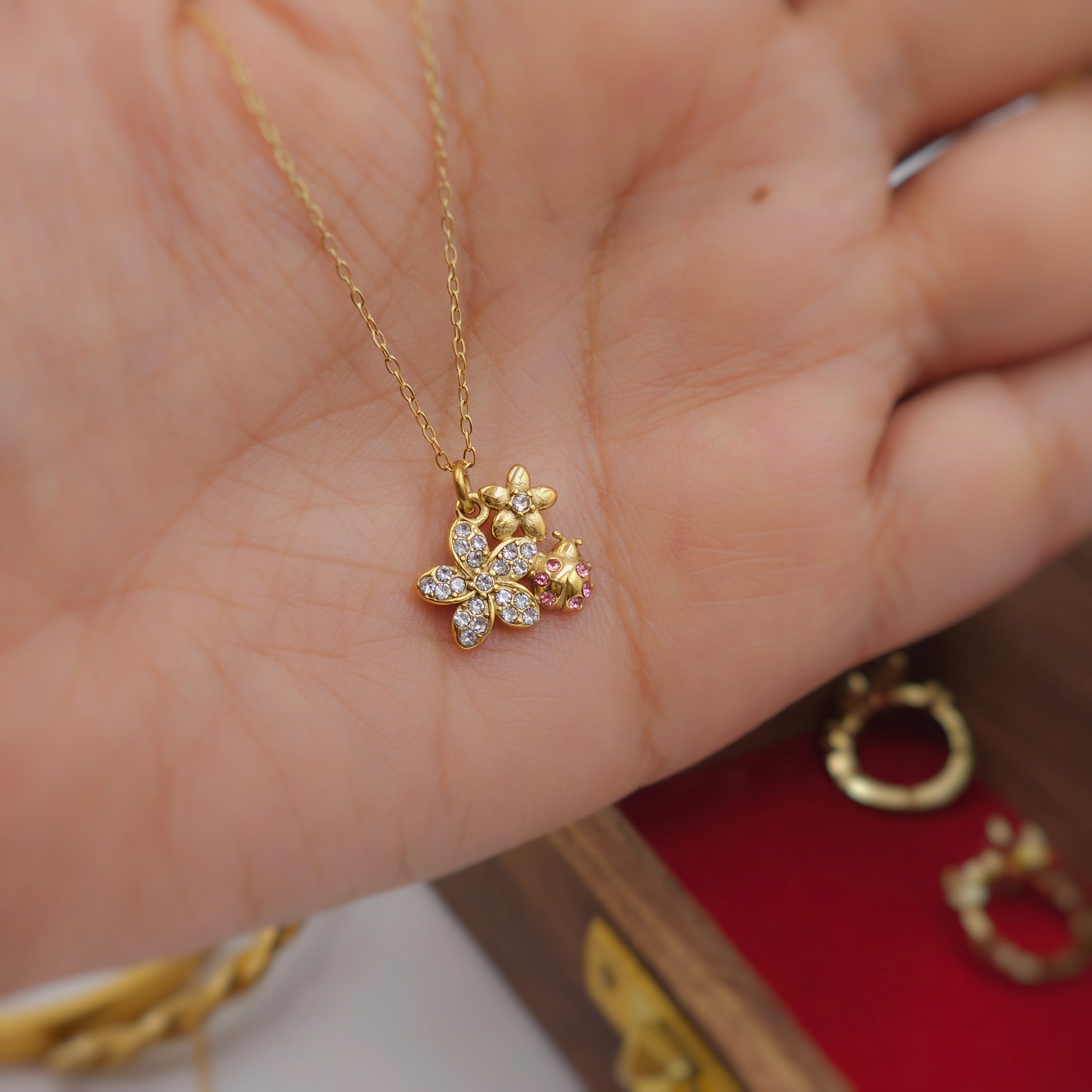 The Daisy Bee Necklace (PVD)