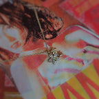 The Daisy Bee Necklace (PVD)