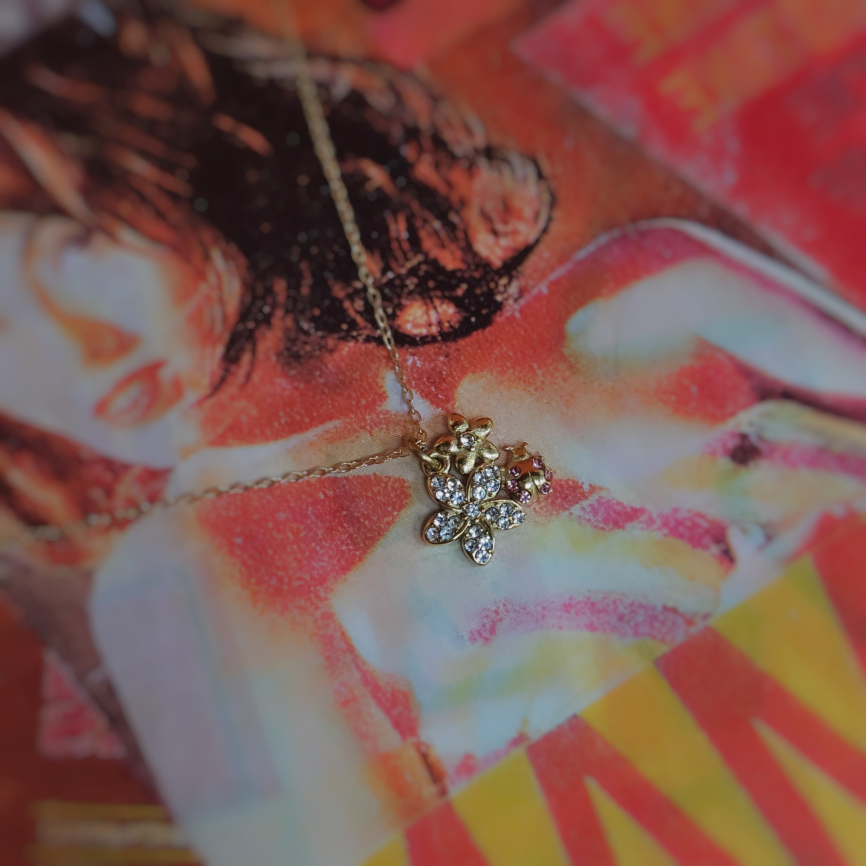 The Daisy Bee Necklace (PVD)